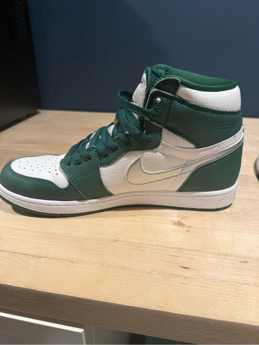 Nike men’s
High-Top Sneakers in Green, White, and Silver Swoosh - Picture 9 of 9